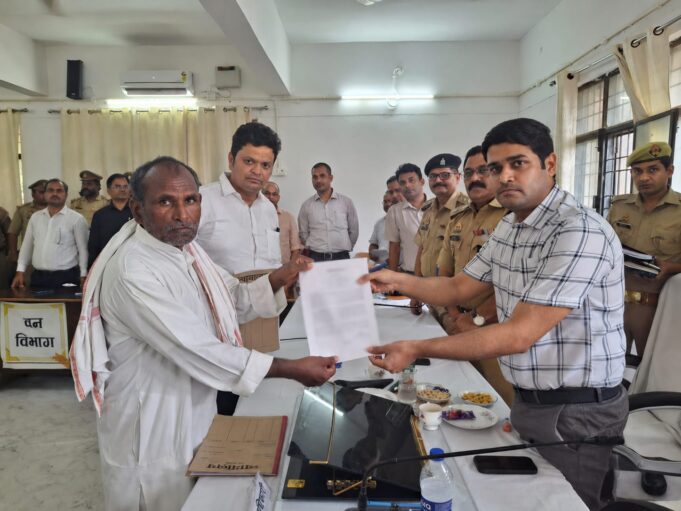 वरासत से संबंधित एक शिकायत का तत्काल निस्तारण करते हुए जिलाधिकारी ने स्वयं अपने हाथों से जनसुनवाई के दौरान प्रदान किए प्रमाण पत्र