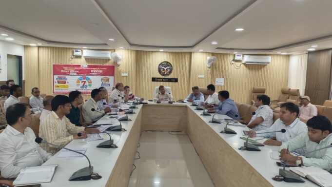 संचारी रोग नियंत्रण एवं दस्तक अभियान को सफल बनाने हेतु सभी विभाग समन्वय के साथ करें कार्य मुख्य विकास अधिकारी