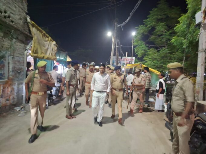 मुहर्रम के दृष्टिगत जिला प्रशासन अलर्ट, जिलाधिकारी एवं पुलिस अधीक्षक ने घोसी में किया फ्लैग मार्च