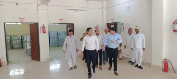 जिलाधिकारी ने राजनीतिक दलों के प्रतिनिधियों की उपस्थिति में ईवीएम/वीवीपैट वेयरहाउस का किया आंतरिक निरीक्षण