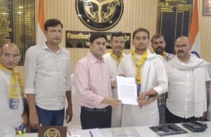कटान विस्थापितों को दे मालिकाना हक, आम आदमी पार्टी ने डीएम को सौंपा ज्ञापन