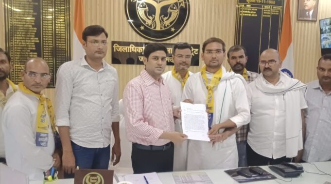 कटान विस्थापितों को दे मालिकाना हक, आम आदमी पार्टी ने डीएम को सौंपा ज्ञापन