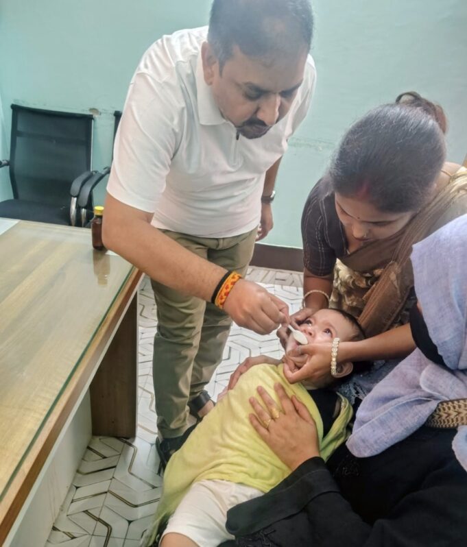 बिटामिन ए सिरफ वितरण अभियान का अधीक्षक ने किया शुभारंभ