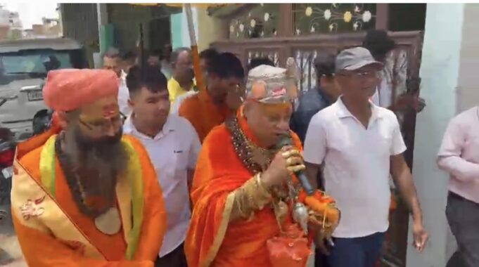 मऊ पहुंचे महामंडलेश्वर गोल्डन बाबा, राम मंदिर चोरी मामले में सख्त कार्रवाई की मांग