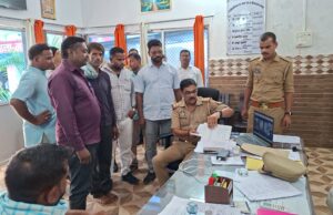 मधुबन नगर पंचायत में विवाद: चेयरमैन पति प्रशांत मल्ल के खिलाफ सभासदों ने पुलिस को दी तहरीर, मुकदमा दर्ज करने की मांग