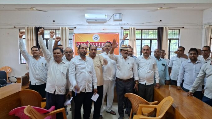 मधुबन: नवागत एसडीएम के पहले दिन ही अधिवक्ताओं का प्रदर्शन, कार्यशैली पर उठाए सवाल
