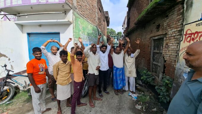 सडक पर जल जमाव को लेकर फुटा ग्रामीणों का गुस्सा