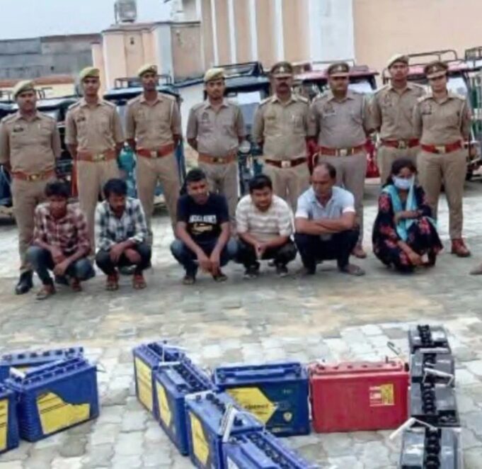 -रिक्शा चोर #गिरोह का पर्दाफाश, 20 लाख का माल बरामद। 8 ई-#रिक्शा-36 बैटरी के साथ महिला समेत 6 गिरफ्तार