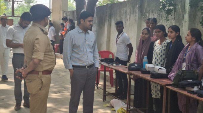 यू.पी. शिक्षक पात्रता परीक्षा (UPTET-2026) के प्रथम दिन डीएम व एसपी ने किया परीक्षा केंद्रों का निरीक्षण, परीक्षा को नकल विहीन, सुचितापूर्ण ढंग से पूर्ण कराने के दिए निर्देश