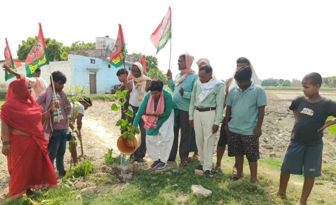पौधारोपण कर पूर्व सीएम के दीर्घायू होने की किया कामना