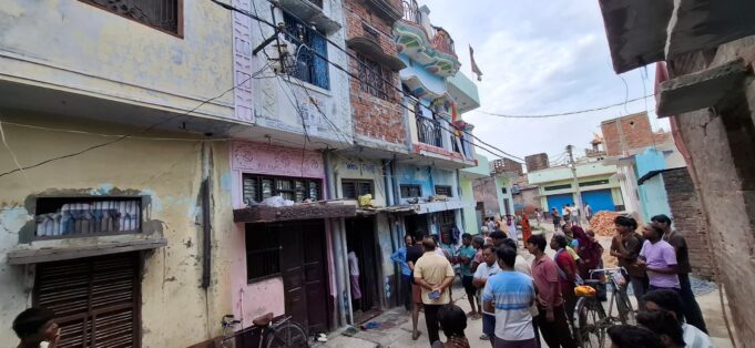 युवक का शव फंदे से लटका मिलने से सनसनी, पुलिस व फोरेंसिक टीम जांच में जुटी