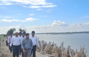जिलाधिकारी ने सरयू नदी के दायें तट पर प्रस्तावित तट कटान निरोधक परियोजना का किया स्थलीय निरीक्षण