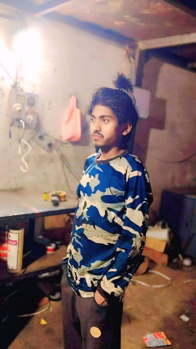मऊ में दर्दनाक सड़क हादसा: ट्रैक्टर की चपेट में आने से युवक की मौत, परिवार का इकलौता सहारा था प्रभाकर