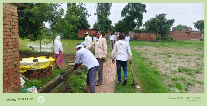 संचारी रोग नियंत्रण अभियान: बीडीओ और एडीओ पंचायत की देखरेख में फतहपुर मंडाव ब्लॉक के सिद्धा-अहिलासपुर में चला सफाई अभियान, नालियों और सार्वजनिक स्थलों की हुई विशेष सफाई