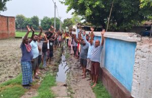 दलित बस्ती में सड़क-नाली निर्माण को लेकर ग्रामीणों का प्रदर्शन, जनप्रतिनिधियों के खिलाफ नारेबाजी