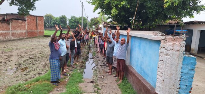 दलित बस्ती में सड़क-नाली निर्माण को लेकर ग्रामीणों का प्रदर्शन, जनप्रतिनिधियों के खिलाफ नारेबाजी