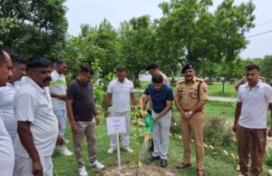 वृक्षारोपण महायज्ञ-2026 के तहत “एक पेड़ मां के नाम” अभियान में जिलाधिकारी ने किया वृक्षारोपण