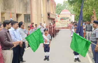 जिलाधिकारी ने हरी झंडी दिखाकर स्कूल चलो अभियान की जागरूकता रैली को किया रवाना