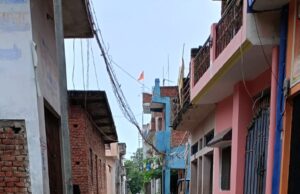 डूडा के ठेकेदार की लापरवाही से 6 माह से दुर्गम मार्ग से गुजरने को विवस है नगर पंचायत मधुबन वार्ड नंबर 10 के लोग
