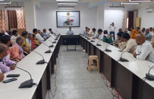 दोहरीघाट–मधुबन मार्ग चौड़ीकरण से प्रभावित किसानों के साथ जिलाधिकारी ने की बैठक