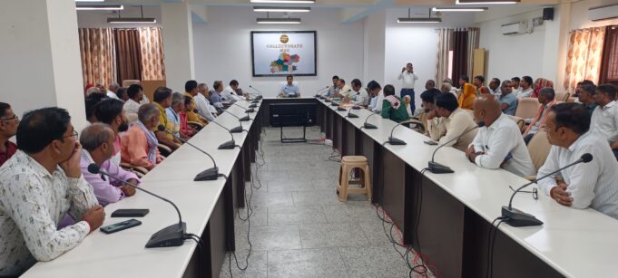 दोहरीघाट–मधुबन मार्ग चौड़ीकरण से प्रभावित किसानों के साथ जिलाधिकारी ने की बैठक