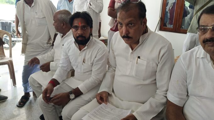 मऊ की प्रस्तावित आवास विकास योजना में किसानों को उचित मुआवजा दिलाने का मुद्दा संसद में उठेगा : सांसद राजीव राय