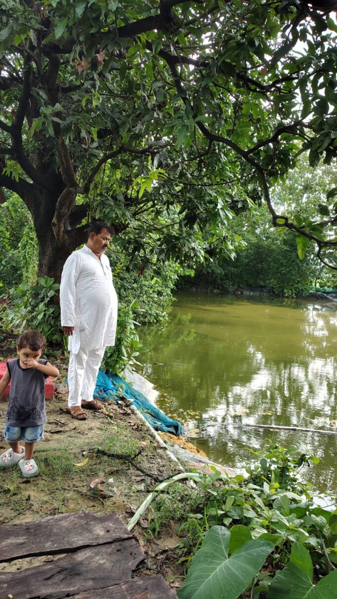 मछली पालन ने बदली देवेंद्र सिंह की जिंदगी, गांव में रहकर बना रहे आत्मनिर्भरता की मिसाल