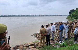 बाढ़ पूर्व तैयारियों का जिलाधिकारी ने किया स्थलीय निरीक्षण, अधिकारियों को अलर्ट मोड पर रहने के दिए निर्देश