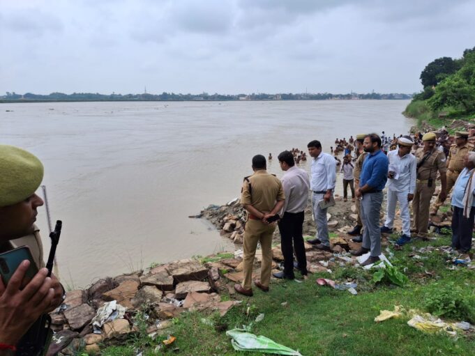 बाढ़ पूर्व तैयारियों का जिलाधिकारी ने किया स्थलीय निरीक्षण, अधिकारियों को अलर्ट मोड पर रहने के दिए निर्देश