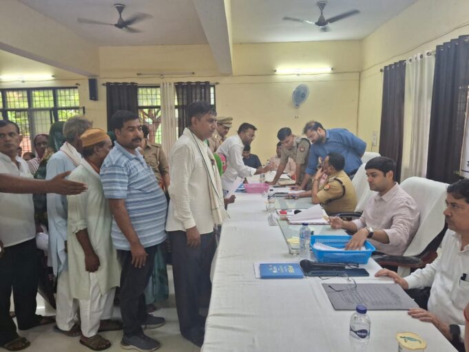 जिलाधिकारी की अध्यक्षता में तहसील घोसी में आयोजित हुआ संपूर्ण समाधान दिवस, 149 शिकायतों में 07 का मौके पर हुआ निस्तारण