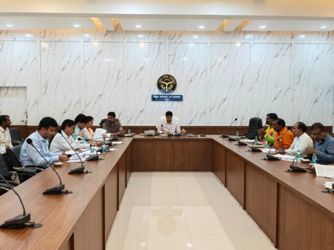 जिलाधिकारी की अध्यक्षता में मान्यता प्राप्त राजनीतिक दलों के प्रतिनिधियों के साथ मतदेय स्थलों के संभाजन संबंधी बैठक संपन्न