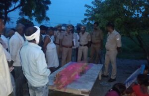 युवक ने फंदे से लटककर की आत्महत्या, जांच में जुटी पुलिस •मकान के भूसे वाले कमरे में मिला शव ,फोरेंसिक टीम के साथ मौके पर पहुंचे थानाध्यक्ष रामपुर, शव पोस्टमार्टम के लिए भेजा