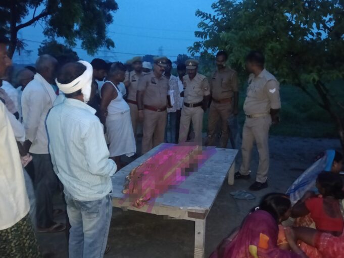युवक ने फंदे से लटककर की आत्महत्या, जांच में जुटी पुलिस •मकान के भूसे वाले कमरे में मिला शव ,फोरेंसिक टीम के साथ मौके पर पहुंचे थानाध्यक्ष रामपुर, शव पोस्टमार्टम के लिए भेजा