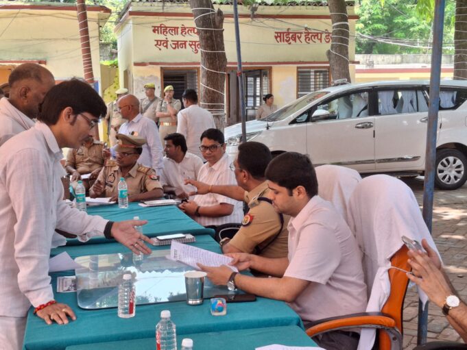 थाना समाधान दिवस में जिलाधिकारी ने सुनीं जनसमस्याएं,भूमि विवादों के गुणवत्तापूर्ण निस्तारण के दिए निर्देश