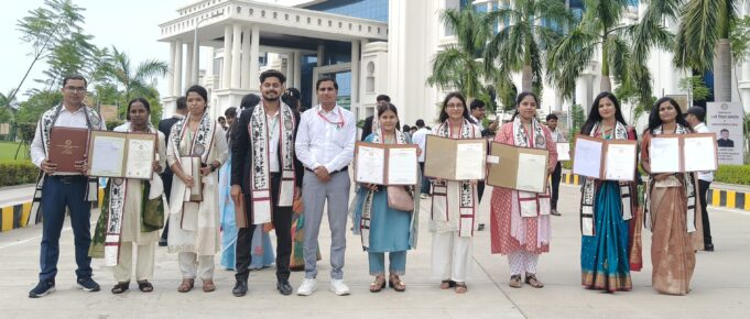 ऋषि रामनरेश कॉलेज ऑफ फार्मेसी के 11 मेधावी छात्र-छात्राओं को राज्यपाल ने किया सम्मानित
