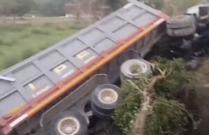अनियंत्रित ट्रेलर पलटा, चालक गंभीर रूप से घायल; बड़ा हादसा टला