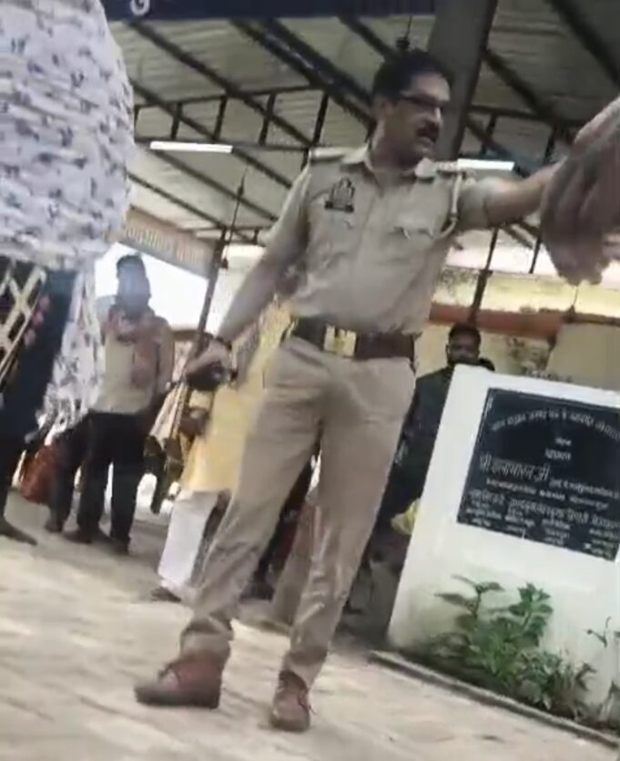 हम तुम्हारे गुलाम नहीं हैं…” कहते दिखे थाना प्रभारी, महिलाओं से अभद्र व्यवहार का वीडियो वायरल