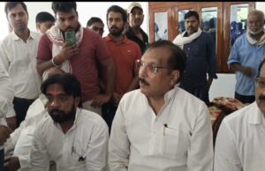 हमारी लाश पर होगा कब्जा”आवास विकास के विरोध में गरजे घोसी सांसद राजीव राय। किसानों से बोले—प्रशासन फौज भी बुला ले, जबरन जमीन नहीं लेने देंगे; सपा हर संघर्ष में साथ