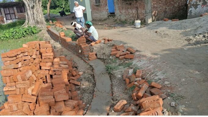 इंटरलॉकिंग कार्य में मानकों की अनदेखी का आरोप, उच्च अधिकारियों से शिकायत