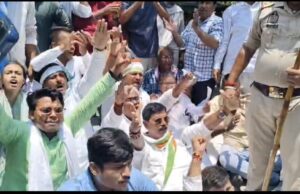 धर्मेंद्र प्रधान के इस्तीफे की मांग को लेकर मऊ में कांग्रेस का उग्र प्रदर्शन, जिलाध्यक्ष राजमंगल यादव समेत कई कांग्रेसी गिरफ्तार