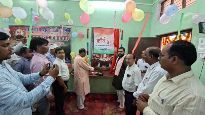 मधुबन के गजियापुर में ‘क्रांति दूत’ पुस्तक का कवर विमोचन, अमित पाण्डेय बोले – बाबा की गाथाएं जगाएंगी नई पीढ़ी