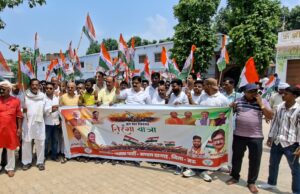 दरगाह में निकली तिरंगा यात्रा, पूर्व राज्य मंत्री उत्पल राय ने दिखाई हरी झंडी,रामलीला परिसर से शुरू होकर गांव का भ्रमण कर पुनः मैदान पर हुई संपन्न