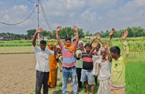 मधुबन के ककराडीह में दो साल से बिजली के लिए भटक रहे 16 परिवार, पीड़ितों का फूटा गुस्सा, आंदोलन की दी चेतावनी