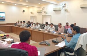 जिलाधिकारी ने प्रधानमंत्री आवास योजना (शहरी) 2.0 एवं पीएम स्वनिधि योजना की प्रगति की समीक्षा कर लंबित मामलों के शीघ्र निस्तारण के दिए निर्देश