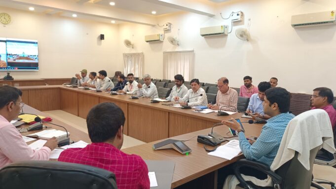 जिलाधिकारी ने प्रधानमंत्री आवास योजना (शहरी) 2.0 एवं पीएम स्वनिधि योजना की प्रगति की समीक्षा कर लंबित मामलों के शीघ्र निस्तारण के दिए निर्देश