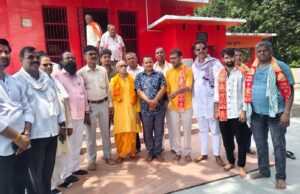 धार्मिक अनुष्ठान के बीच माता को नया मुकुट समर्पित