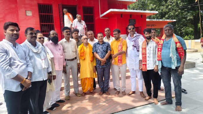 धार्मिक अनुष्ठान के बीच माता को नया मुकुट समर्पित