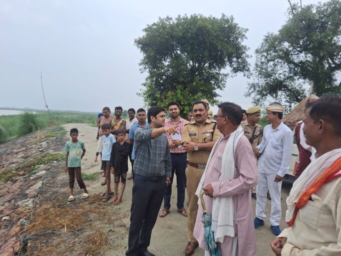डीएम,एसपी ने बाढ़ का लिया जायजा, मातहतों को दिए आवश्यक दिशा-निर्देश