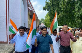मऊ में तिरंगा बाइक रैली को जिलाधिकारी ने दिखाई हरी झंडी,देशभक्ति के नारों से गूंजा कलेक्ट्रेट परिसर