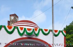 स्वतंत्रता दिवस पर जिलाधिकारी ने कलेक्ट्रेट परिसर में किया ध्वजारोहण